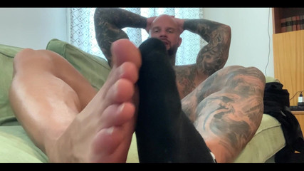 Jasons feet: Нюхаю грязные ступни твоего отчима в спортзале