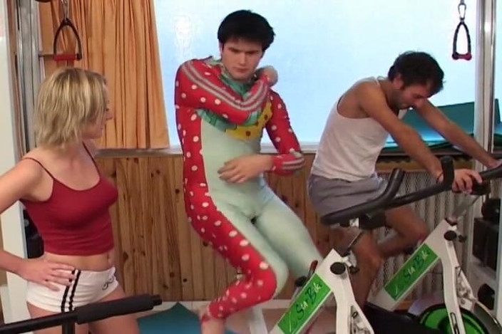 Planete Francaise: Urocza francuska instruktorka fitness w dupę w trójkącie