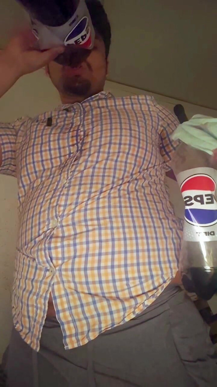 NakyJoss: Próbuje usłyszeć wielki sloshed i gurgles mojego brzucha