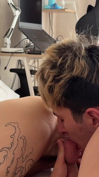 Dois Gêmeos Pendurados Fodem Um Belo Fio E Depois Humilham Sua Bunda Apertada