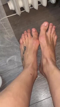 Pies aceitosos frotan video casero
