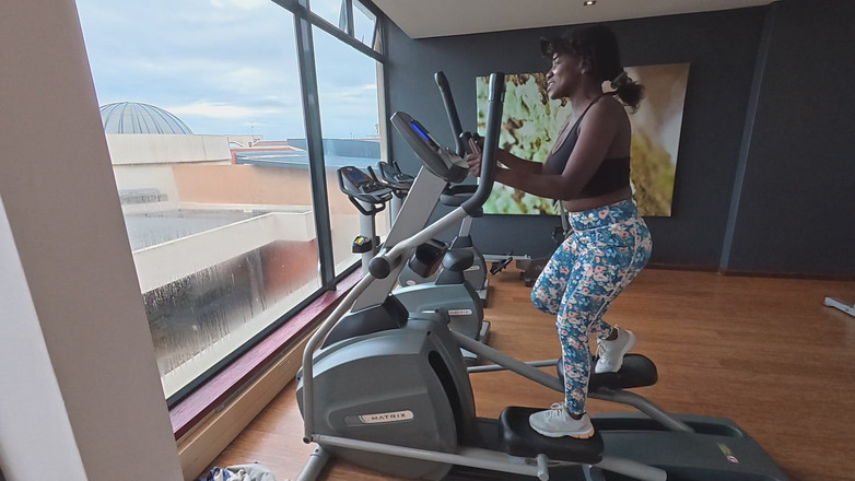 Black Swan: Sweat, Smiles &amp; Key Dreams Di Bilik