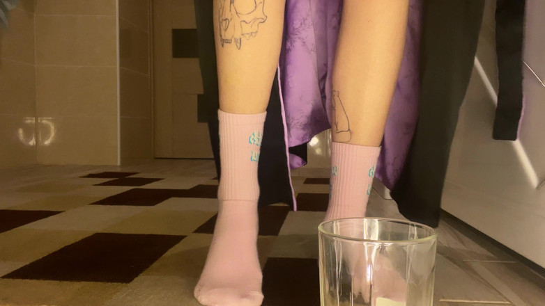 Eva Deva: Eva Divas hace pis en un vidrio