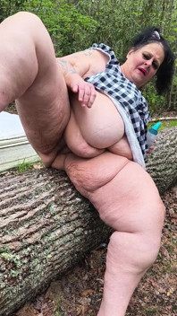 La ragazza troia con una bottiglia si pompa la figa per papà nel bosco Squirta così bene