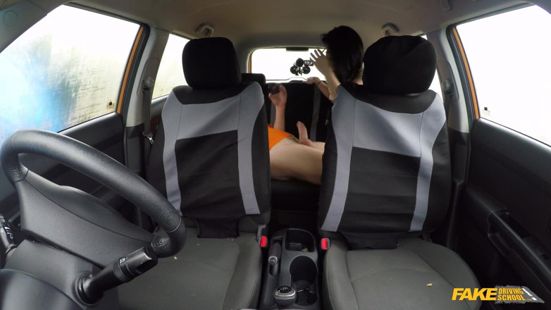 Fake Driving School: Fake Driving College - Fake Driving College Instruktör Facefucks en söt...
