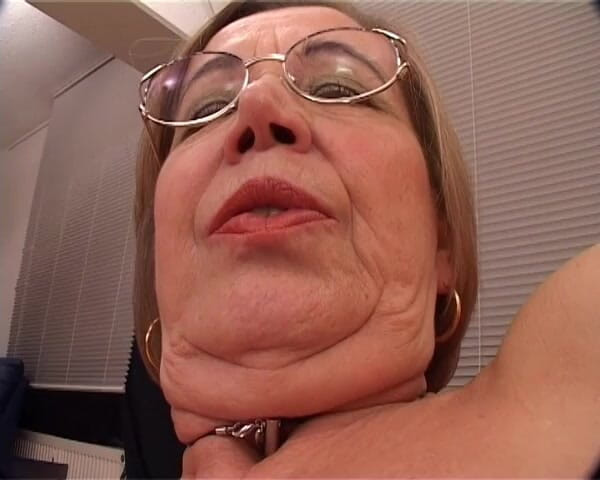 YOUR FIRST PORN: Nonna Ingrid con massaggio figa