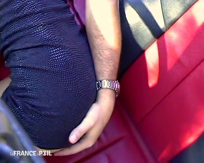 La France a Poil: ホットな若いブルネットがヒッチハイカーに特別な乗せを