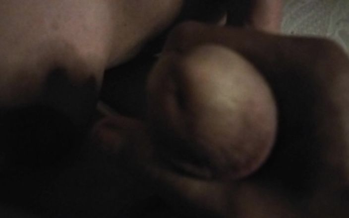 Lovely hairy pussy: Il massaggiatore con i capezzoli scuri fa una buona sega