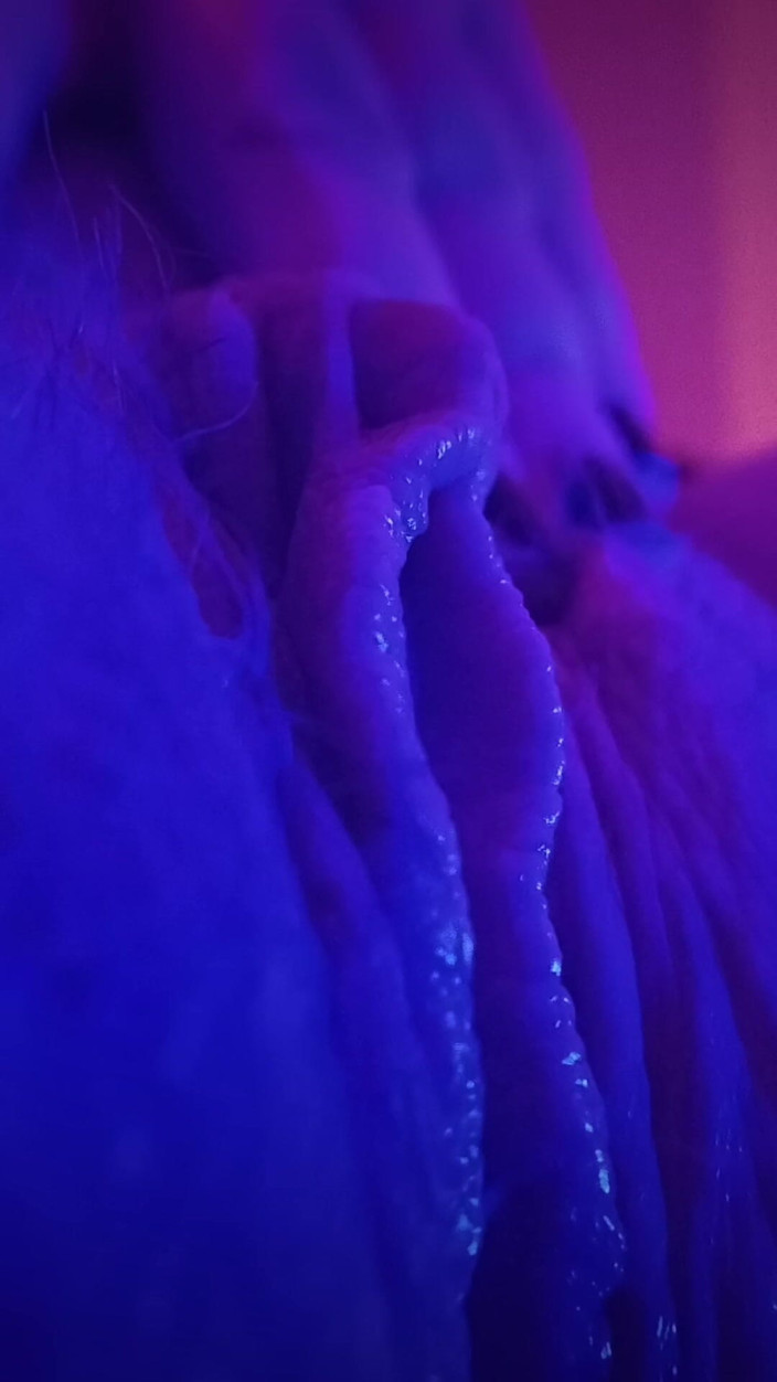 Big Clit Muse: Lihat aku mengusap tubuhku dengan sensual tepat di depan matamu