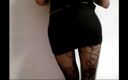Femdom Austria: Des hanches sexy taquinent en collants noirs