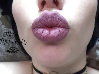 Mirosirea buzelor și futaiul buzelor în timp ce se masturbează