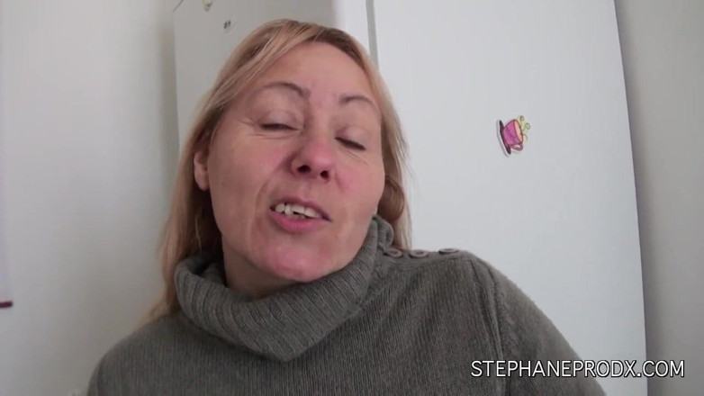 Stephprodx: Carole de hongerige milf verslindt De pik van Stéphane