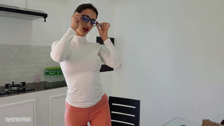 SweetButtocks: Wróciła z pracy do domu i zaczęła pieprzyć się w...