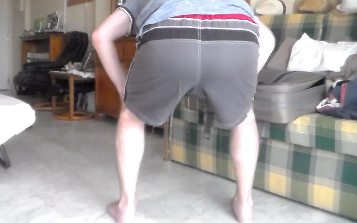 Sex hub male: जॉन अपने शॉर्ट्स में सभी पेशाब कर रहा है