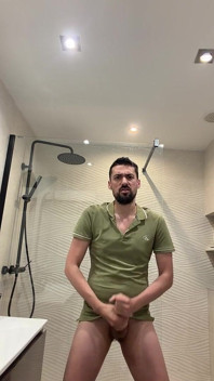 Sexy nevlastní otec si to dělá v koupelně
