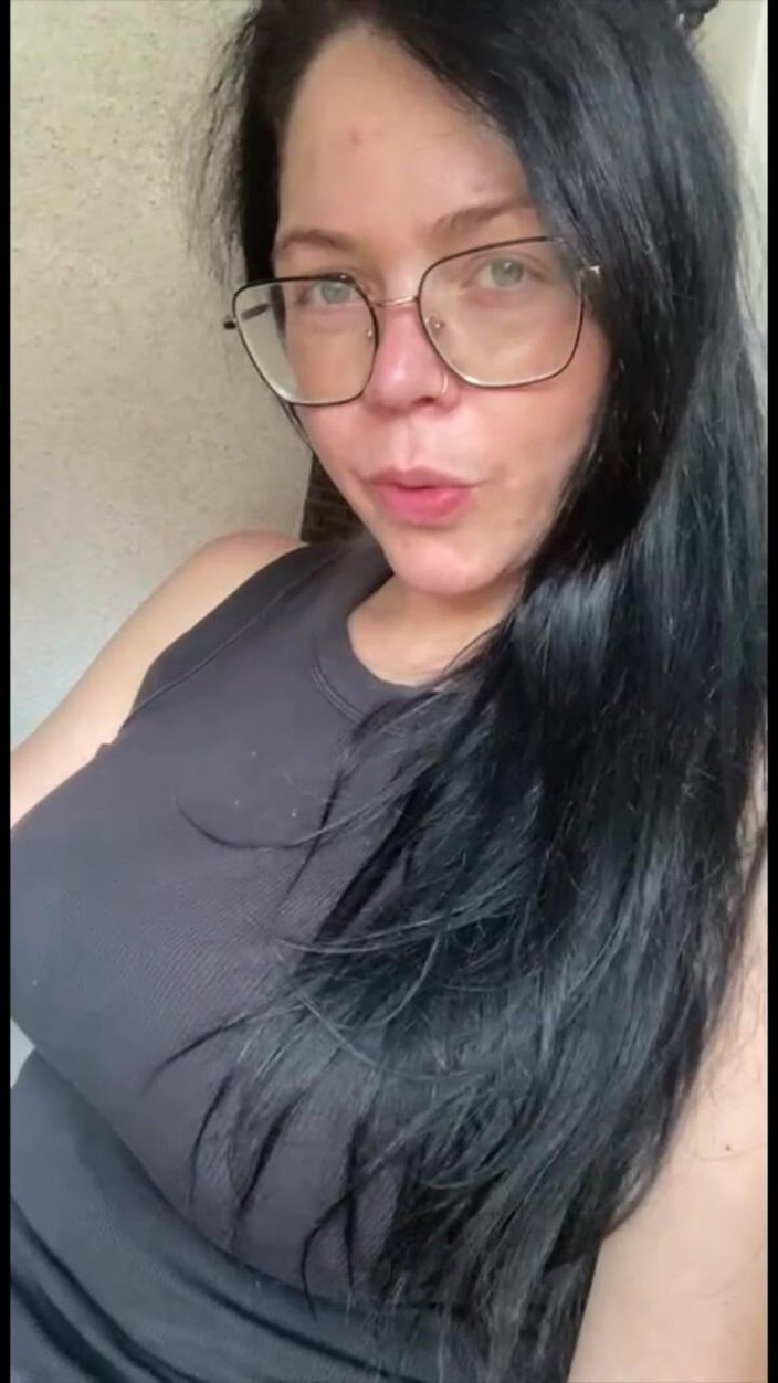 Shione Cooper: Chillout dan Merokok Dua Rokok Tentu Saja Dengan Dua Buah...
