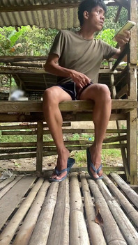 Tânărul filipinez Twink se masturbează în secret în aer liber