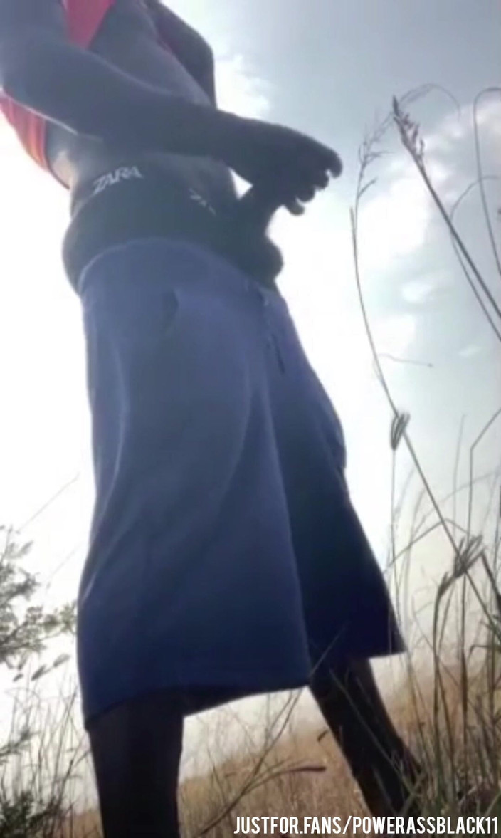 WildFreakBottom: Çalıda yoğun bir şekilde tek başına mastürbasyon yapıyor