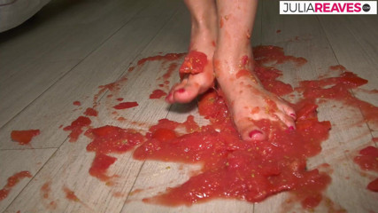 Kinky Bitches: Hon gör tomatjuice naken och blir kåt medan hon gör...