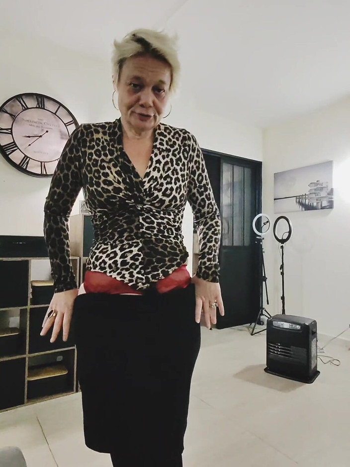 Sofy13: Він трахає мою піхву по-доггі і кінчає мені на дупу