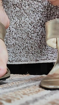 Tacones, joyería para los pies y uñas rojas