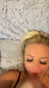 Blondes teenie tief in den hals in pOV
