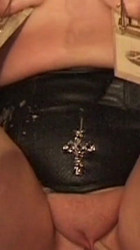 Mamă sexy țâțoasă câștigă bani în timp ce satisface doi armăsari