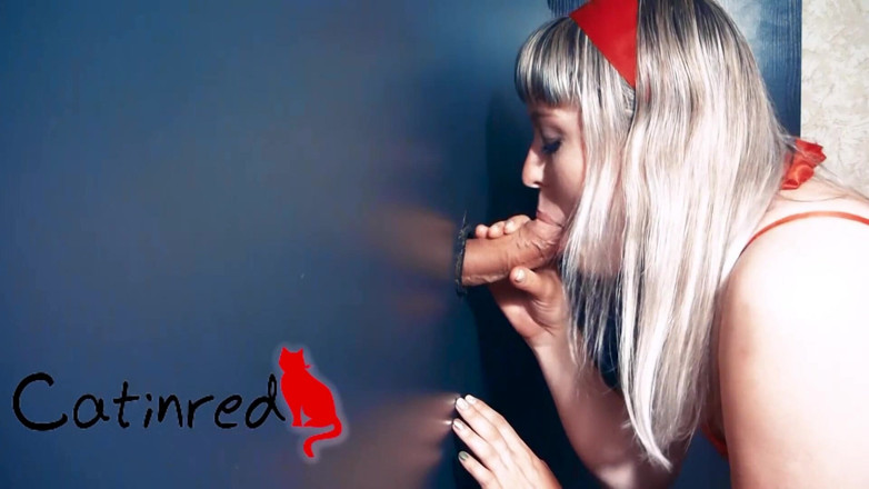 Catin Red: Diminuta milf mamada polla y lechada oral