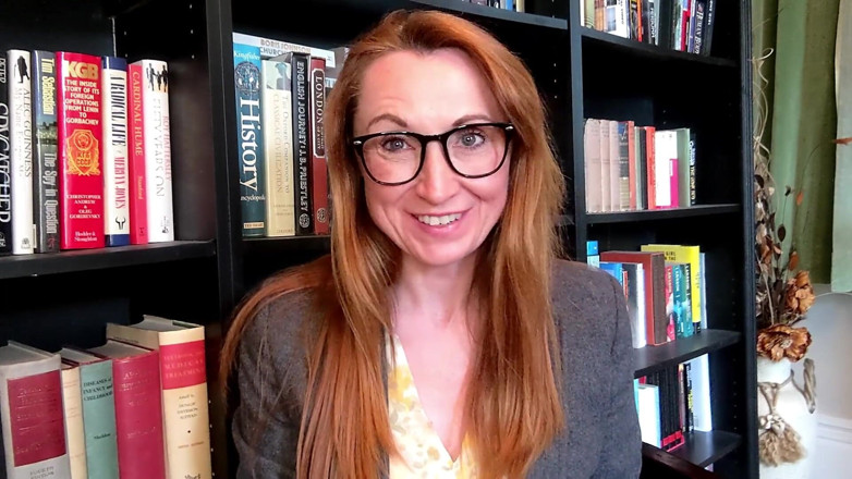 Lily kink: Onschuldige Bibliothecaris Dwaalt En Pijpt Je