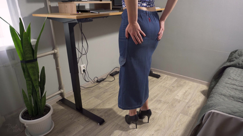 Teasecombo 4K: Setiausaha MILF dalam Jean Skirt mengusik garis seluar dalam yang...