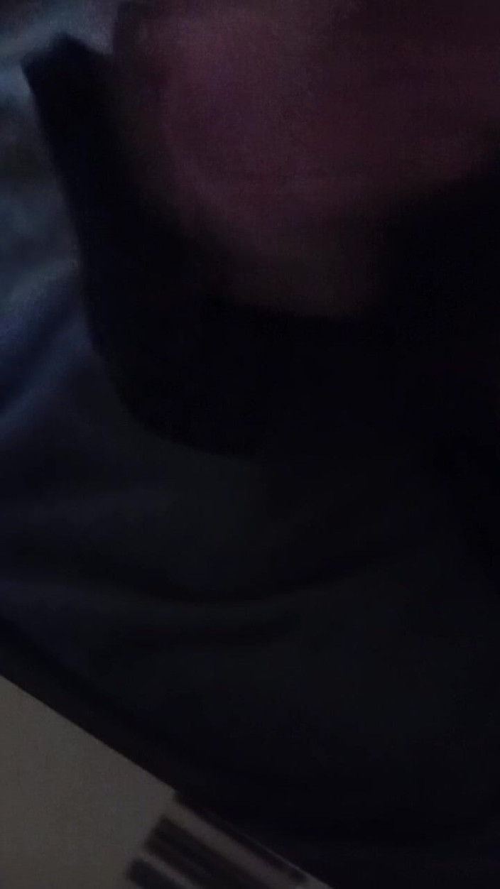 Cuminpanties22: Spessa sborrata nel reggiseno nero che spinge verso l'alto la...