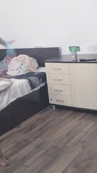 Cô vợ gợi cảm tập luyện tại nhà khỏa thân