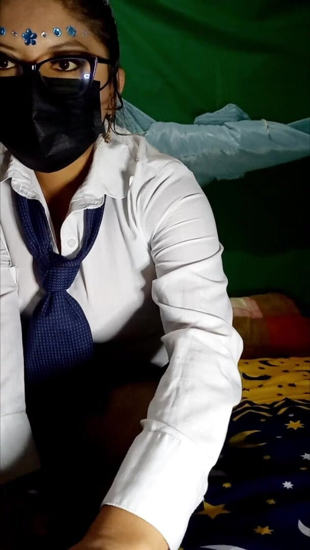 Martin13: Busty odpowiada swoim przyjaciołom nadającym na żywo, podczas gdy ona ubiera...