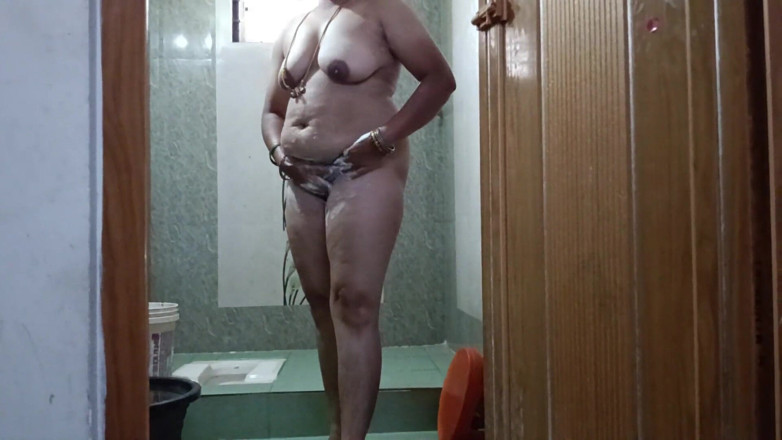 Muruga: Makcik desi mencukur pepek sebelum membersihkan pepek