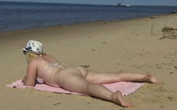 StrongSrg: Kenalan blowjob MILF-pantai