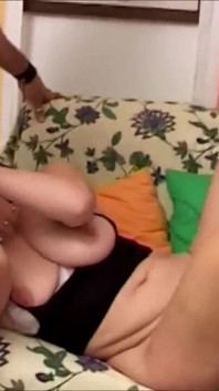 Během párty s přáteli je ošukaná hladová milfka