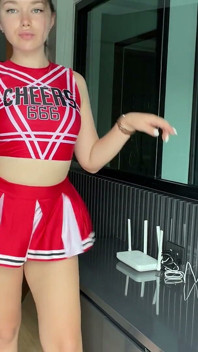 Líder De Torcida Sexy Estica a Bunda E Anda Em Um Grande Dildo.