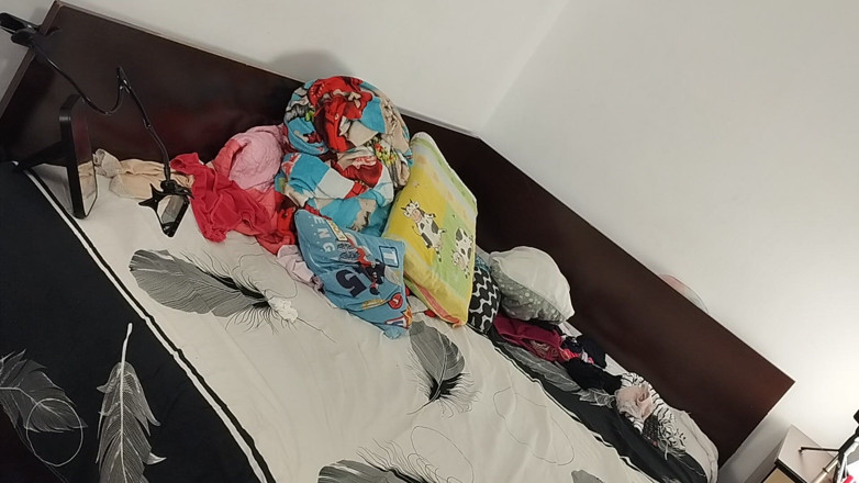 Mirsur: Brunetă sexy care face treburile goale prin casă
