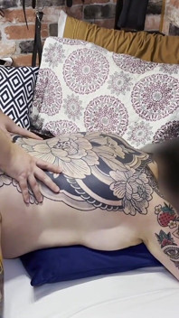 Cô ấy vắt sữa tinh dịch ra khỏi con cu của tôi với cái lồn của cô ấy