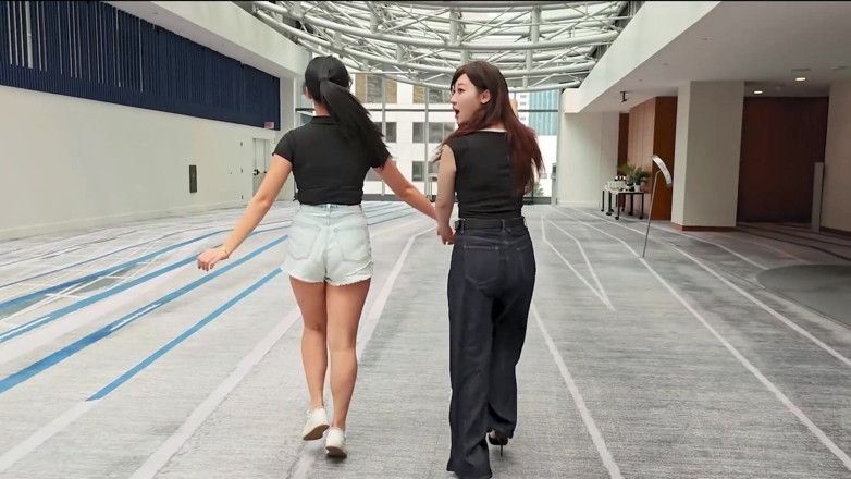 Chloe Lin: A garota reteta e carrancuda foi acalmada por uma garota...