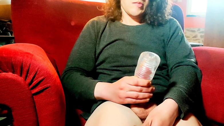 Sara B: Baise un jouet sur mon canapé