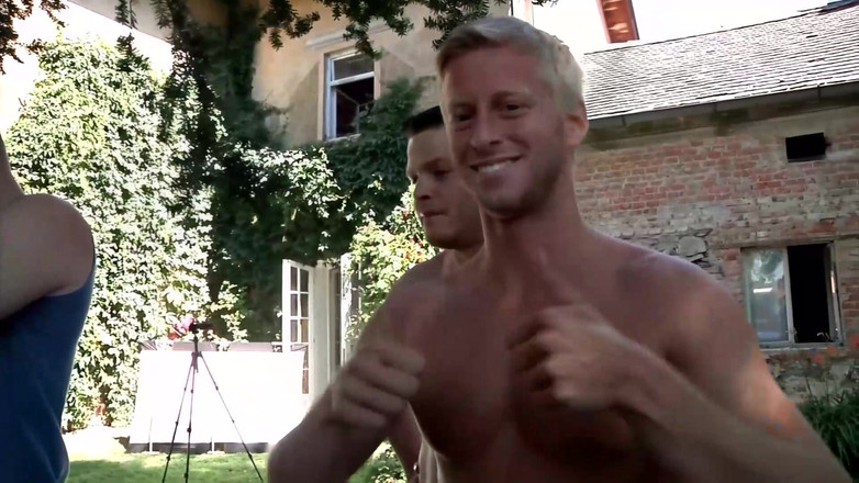 Deutschland Porno X: 18세 금발 소녀는 정원에서 쓰리섬을 원한다