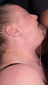 Nadržená vysokoškolská MILF deepthroat tvrdý penis ošukaná do obličeje a polykání mrdky na koleji