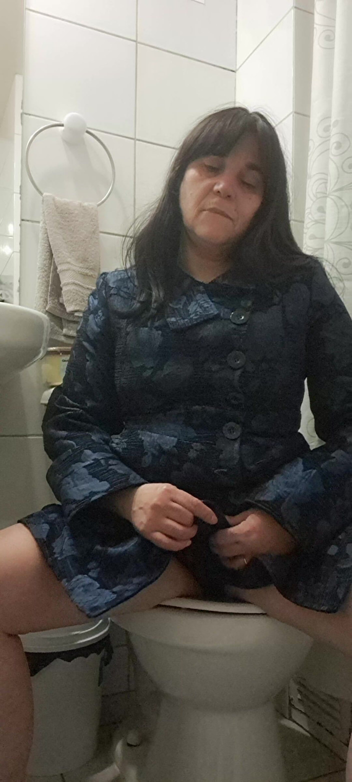 Mommy big hairy pussy: एमआईएलए बाहर जाने के लिए कोट के नीचे नग्न है