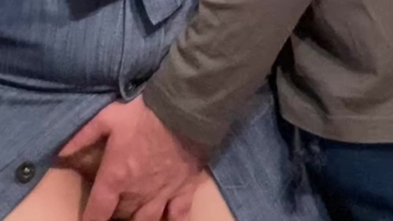 PriyaNaavya: Stary zboczeniec dotyka małej cipki w metrze