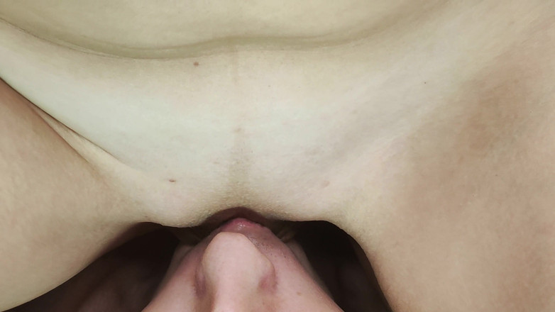 Nipple Stock: Molhada pulsante vulva desliza na língua do homem