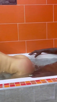 BBC Bersenang-senang Dengan Gadis Cantik Di Jacuzzi