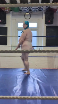 Corriendo alrededor de un anillo de lucha libre - chica sola