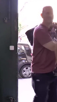 Büyük memeli olgun esmer kanepede parmaklıyor amını damlatıyor