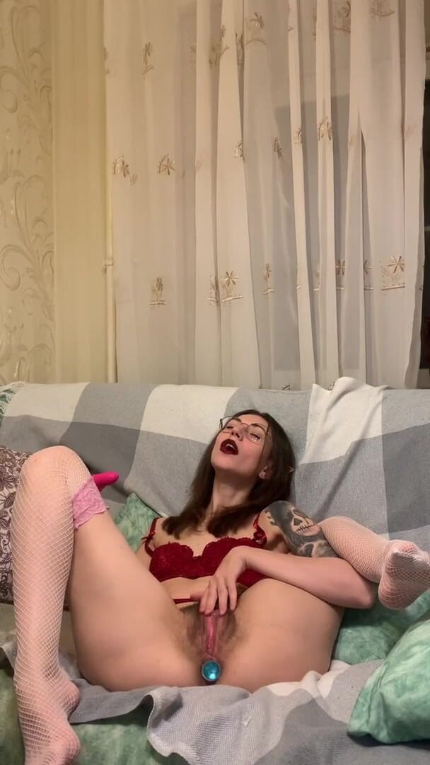 Tina Wink: Divoká kočička v tetování saje robertek a přivede svou kundičku...